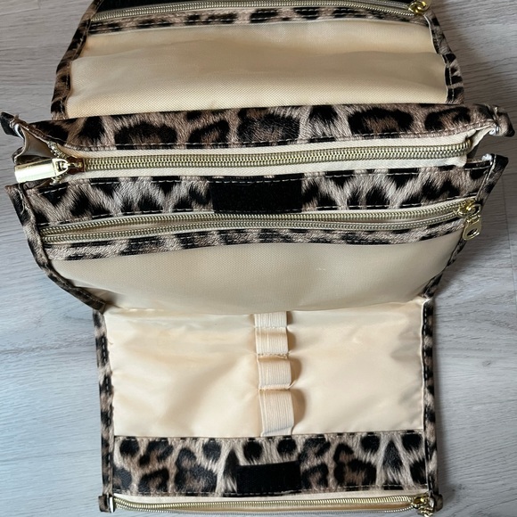 Quo Beauty meow carry all clutch cosmetic travel case (NWT) - Picture 7 of 9